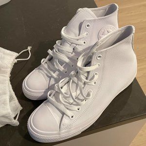 **NEW** Converse Chuck Taylor All Star Leather (White/Men 6.5/Women 8.5)